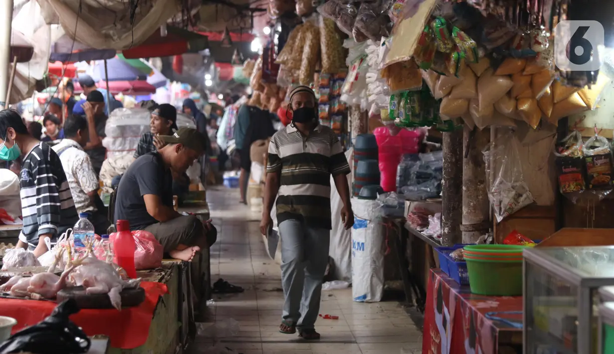 Pedagang beraktivitas di Pasar Kebayoran Lama, Jakarta, Selasa (28/6/2021). Pemprov DKI Jakarta melakukan pembatasan mobilitas warga, salahsatunya pembatasan operasional pasar tradisional untuk menekan penyebaran COVID-19. (Liputan6.com/Angga Yuniar)