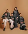 Siapa bilang baju Lebaran harus berwarna putih? Tampil elegan di hari Lebaran juga bisa terlihat dengan baju Lebaran warna gelap, seperti yang dilakukan keluarga Tasya Farasya [@tasyafarasya]