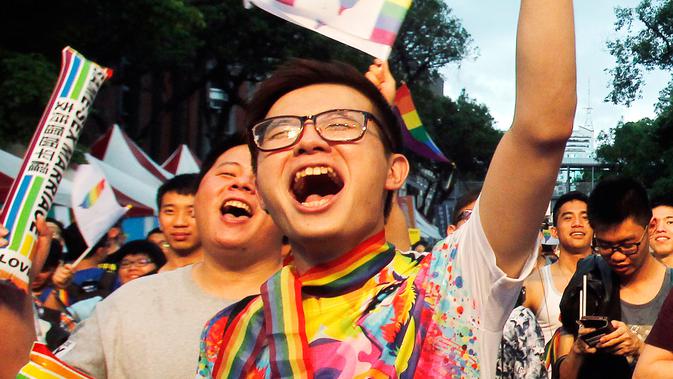 Keputusan MK Taiwan yang melegalkan pernikahan sejenis menjadi secercah harapan baru bagi aktivis yang selama ini berjuang untuk menemukan kesetaraan bagi warga lesbian, gay, biseksual, dan transgender (LGBT) di Taiwan, Rabu (24/5). (AP Photo/ Chiang Y)
