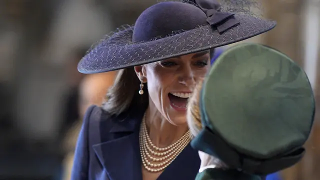 Pesona Kate Middleton dengan Topi Lebar, Bikin Gagal Cium Pipi Putri Anne
