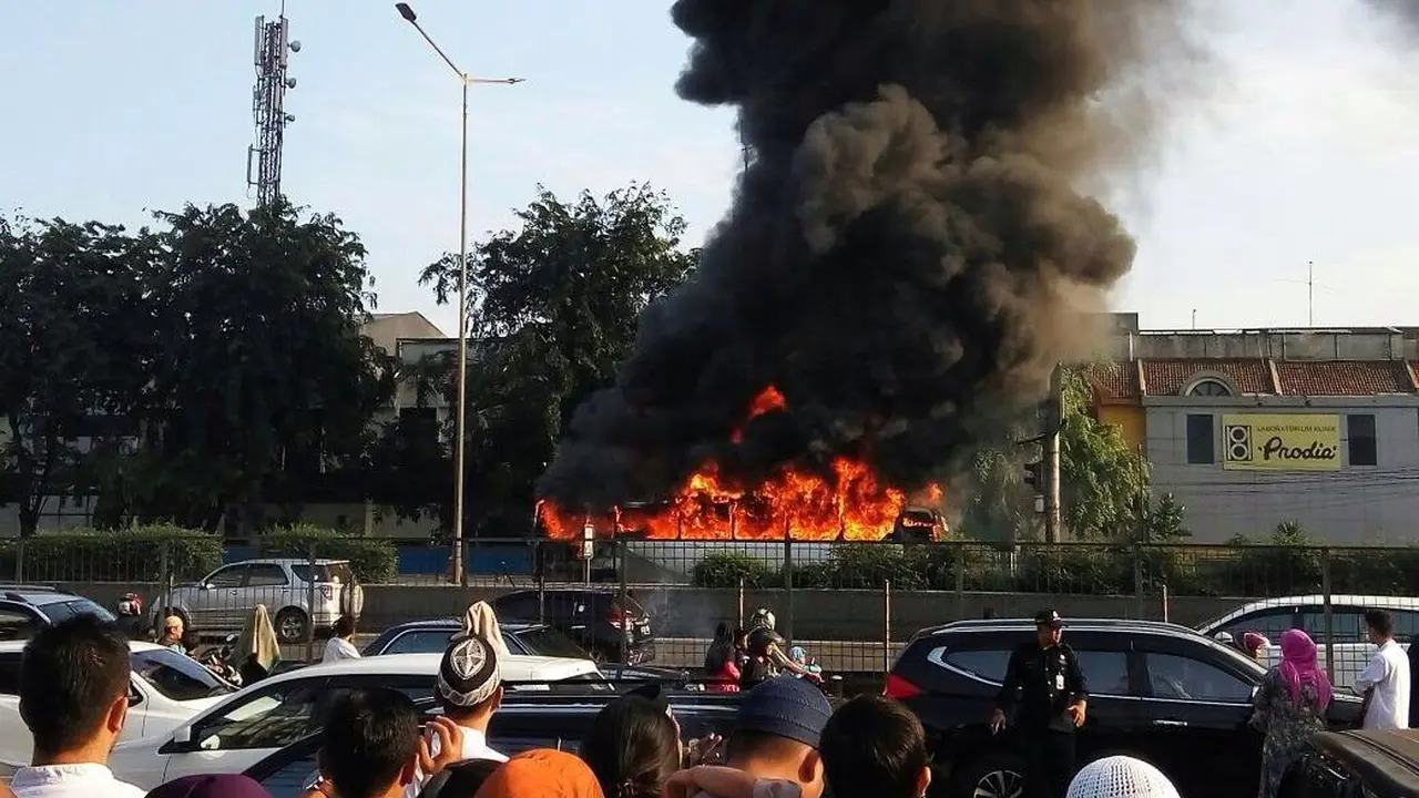 20160912-bus terbakar-jakarta-tol kebon jeruk