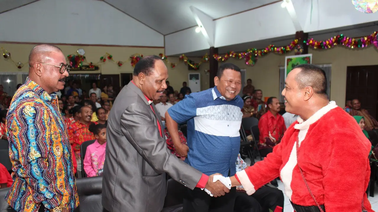 Kapolres Biak Numfor memakai kostum Sinterklas saat perayaan Natal bersama. (Istimewa)