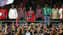 Presiden RI ke 5, Megawati Soekarnoputri didampingi Pasangan Calon Gubernur Nomor Urut 2 Basuki Tjahaja Purnama (Ahok) dan Djarot Saiful Hidayat menyanyikan lagu Indonesia Raya di ex golf driving range" Senayan, Jakarta, (4/2). (Liputan6/JohanTallo)
