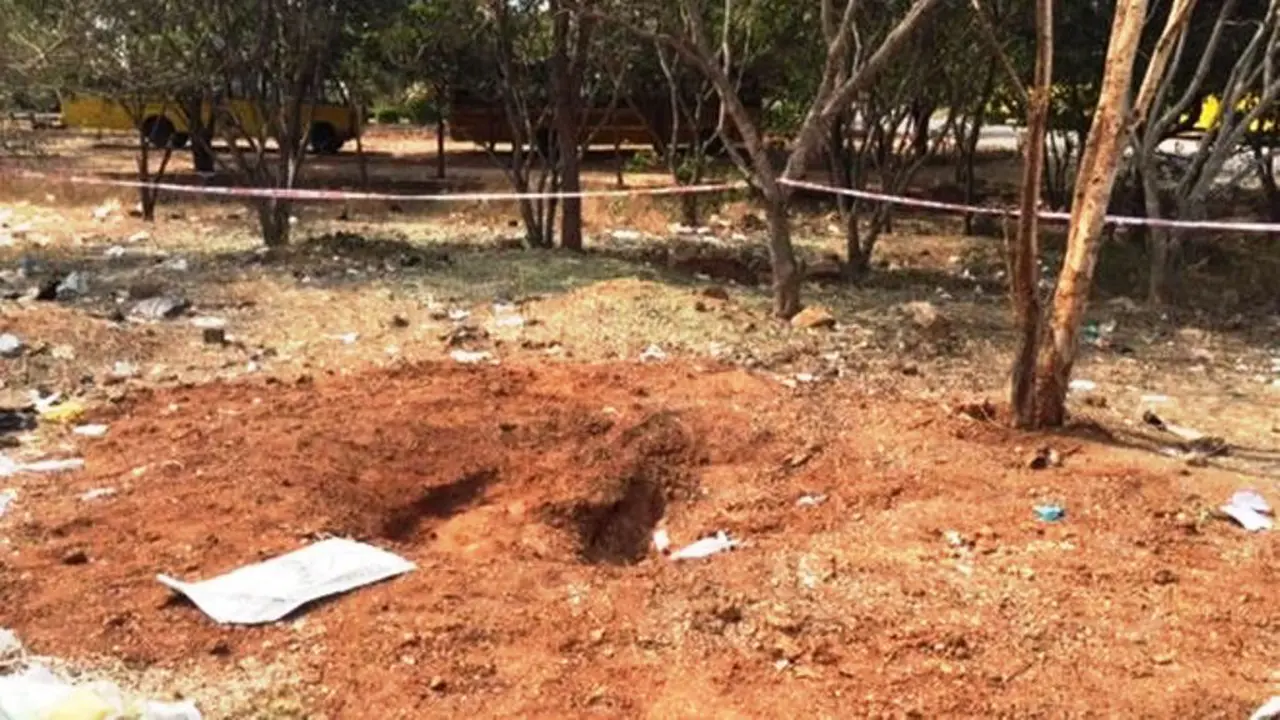 Benda diduga meterorit menghantam tanah, menciptakan kawah dan menewaskan seorang pria India