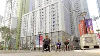 Atlet Asian Para Games berkeliling Wisma Atlet, Kemayoran, Jakarta, Rabu (03/10/2018). Menjelang sore hari, para atlet melakukan berbagai aktifitas mulai dari berolahraga, memotret, bermain biliar hingga keliling wisma. (Bola.com/M Iqbal Ichsan)