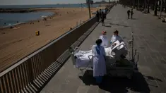 Francisco España (60) melihat pantai dari area pejalan kaki di seberang "Rumah Sakit del Mar" di Barcelona, 4 September 2020. Sebuah rumah sakit di Barcelona ingin mengetahui apakah jalan-jalan singkat ke pantai dapat membantu pemulihan pasien Covid-19 yang dirawat di ICU (AP Photo/Emilio Morenatti)