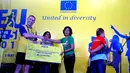 Colin Crooks selaku Pelaksana Tugas Dubes Uni Eropa untuk Indonesia memberikan sumbangan dari hasil penjualan tiket lari massal bertajuk 'EU On The Move 5K' kepada sanggar Anak Akar, Jakarta, Minggu (3/5/2015). (Liputan6.com/Yoppy Renato)  