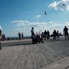 Orang-orang menikmati hari di Coney Island, salah satu tujuan pantai paling populer di wilayah Brooklyn di New York City (29/6/2022). Kota New York menghadapi kekurangan penjaga pantai di kolam renang kota dan pantai tahun ini, memaksa beberapa daerah untuk membatasi waktu berenang. (Spencer Platt/Getty Images/AFP)