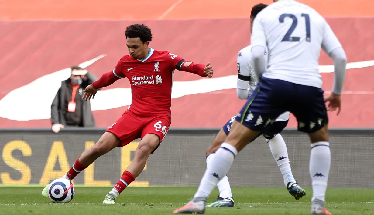 The Reds akhirnya berbalik unggul pada menit ke-90+1 lewat gol Trent Alexander-Arnold, yang memanfaatkan bola rebound hasil tendangan Thiago Alcantara. (Foto: AFP/Pool/Clive Brunskill)