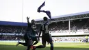 Branislav Ivanovic selebrasi melemparkan Sebuah syal setelahnya Cesc Fabregas, kanan, mencetak gol saat QPR vs Chelsea di Loftus Road stadion, London, Minggu 12 April , 2015. (AP Photo / Matt Dunham)