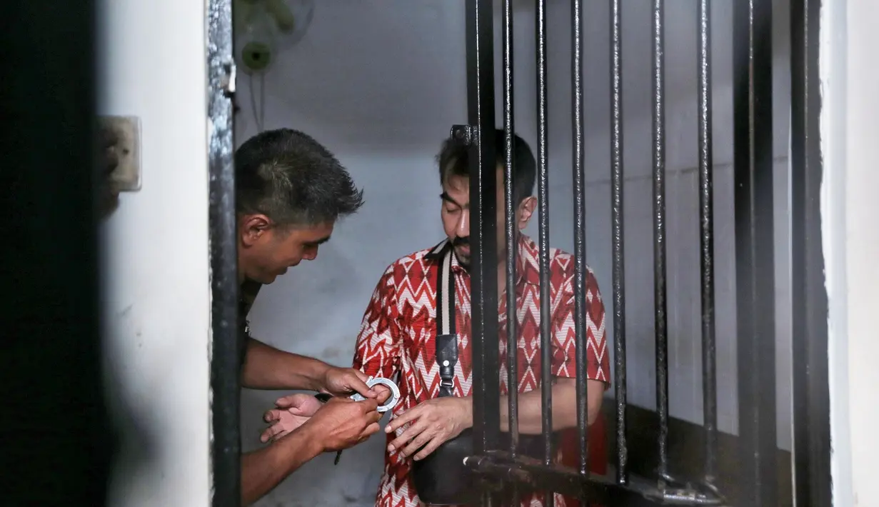 Aa Gatot juga mengungkapkan ketidaknyamanannya dengan kepada para wartawan yang mengabadikan gerak geriknya. Ia mendoakan para wartawan agar fotonya tidak jadi. (Adrian Putra/Bintang.com)