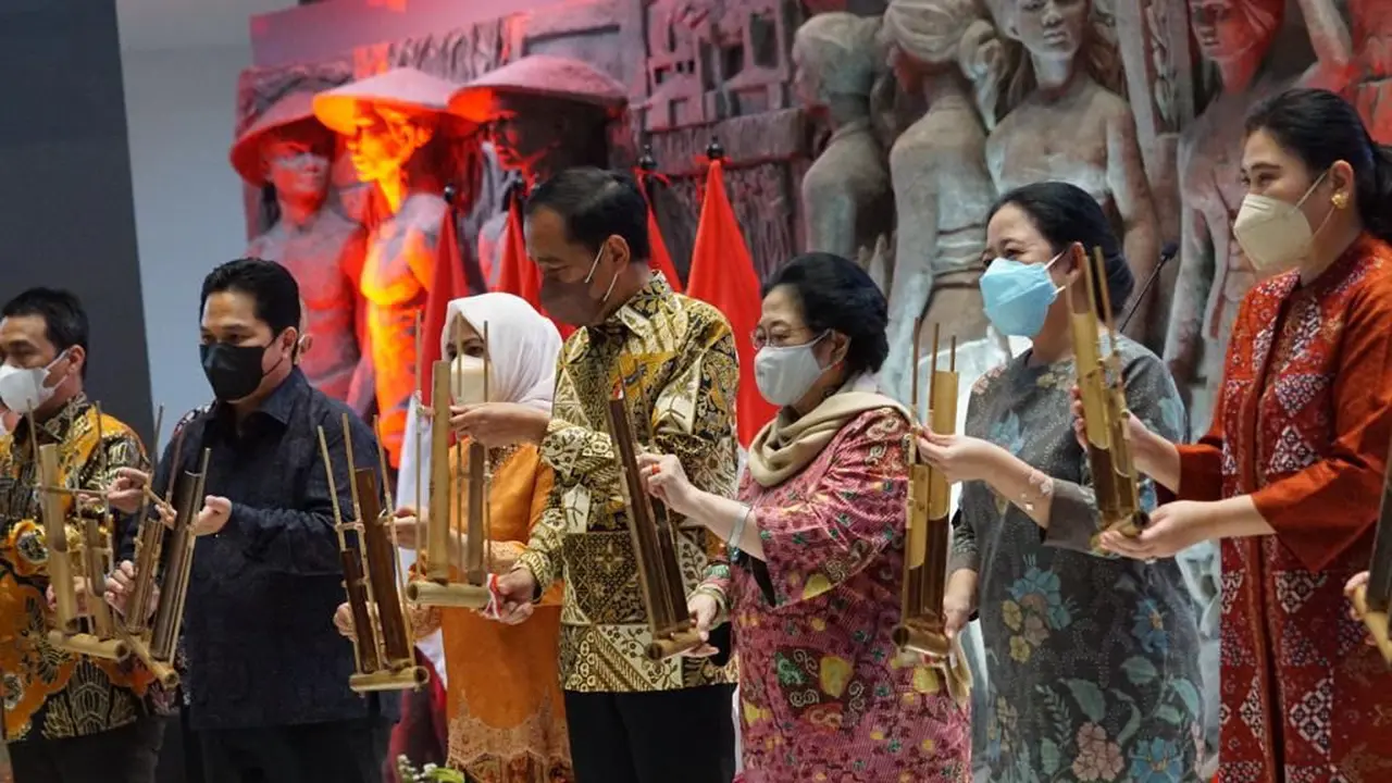Presiden Joko Widodo dan Menteri Badan Usaha Milik Negara (BUMN) Erick Thohir di Peresmian Sarinah di Jakarta, Kamis (14/7/2022).