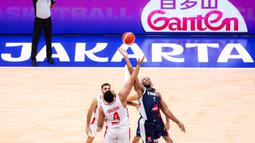 Pebasket Prancis, Guerschon Yabusele (kanan) berebut bola dengan pebasket Lebanon, Omari Rasulala Spellman pada laga Grup H Piala Dunia FIBA 2023 di Indonesia Arena, Senayan, Jakarta, Selasa (29/08/2023). (Bola.com/Bagaskara Lazuardi)