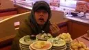 Dibalik badannya yang ramping, ternyata Park Hae Jin merupakan sosok pecinta makanan. Foto dirinya dengan tumpukan piring pun beredar luas di internet. (Foto: Soompi.com)