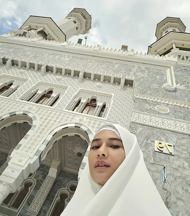 Kisah 6 seleb yang menjadi mualaf dengan restu keluarga, Mahalini dapat dukungan penuh sang ayah