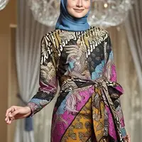 Ilustrasi Dress Batik Kombinasi Brokat Hijab (Sumber Gambar: Meta AI)