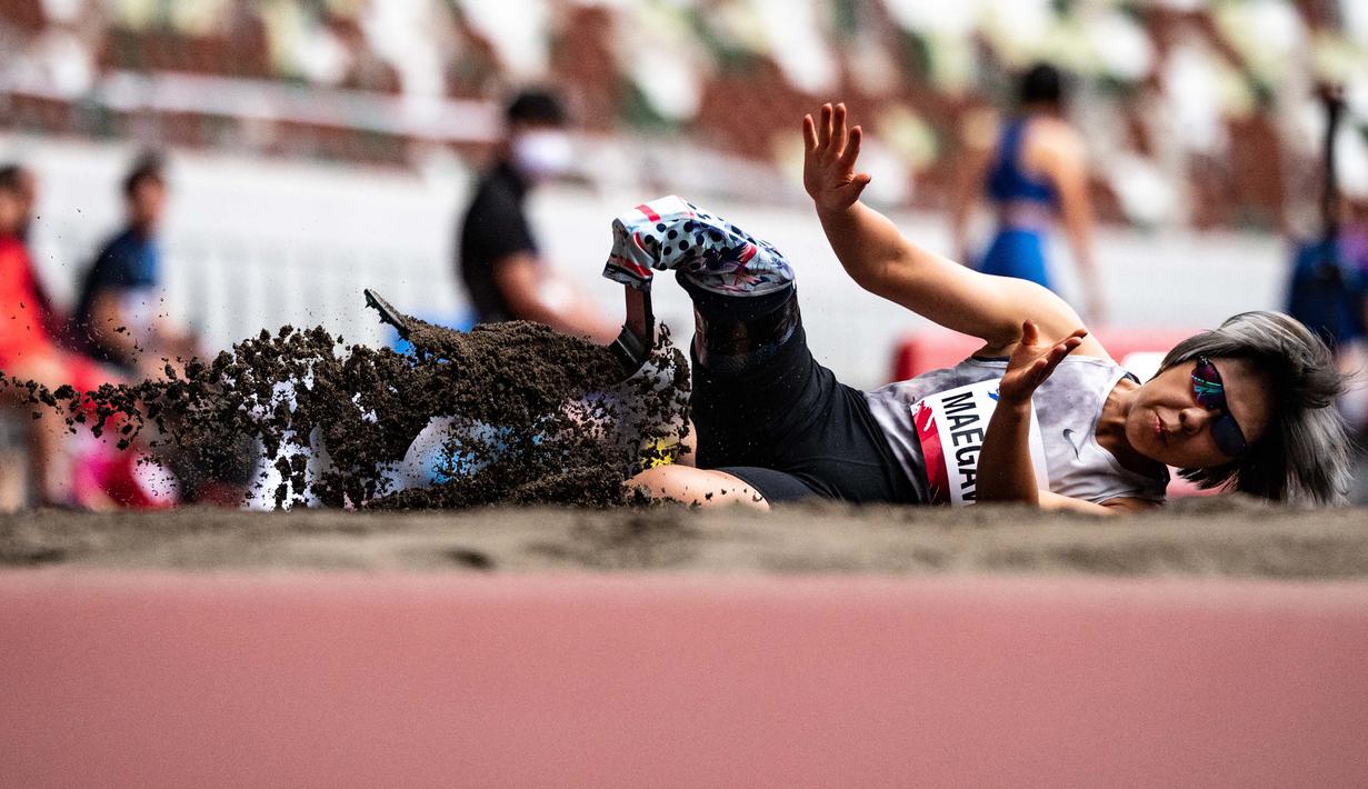 Atlet paralympic asal Jepang, Kaede Maegawa berlaga di nomor lompat jauh putri - T63 dalam acara tes para-atletik untuk Olimpiade Tokyo 2020 di Stadion Nasional di Tokyo pada 11 Mei 2021. (Foto:AFP/Philip Fong)