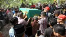 Anggota keluarga mengangkat jenazah korban jatuhnya pesawat Lion Air JT 610 Jannatun Cintya Dewi untuk dimakamkan di Sidoarjo, Jawa Timur, Kamis (1/11). Jannatun merupakan pegawai Kementerian ESDM yang menjadi salah satu penumpang Lion Air. (AP/Trisnadi)