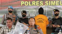 Konferensi pers, Jumat (5/5/2023) yang digelar oleh Polres Simeulue, menghadirkan WNA Australia, tersangka kasus penganiayaan yang mabuk (Dok. Kepolisian)