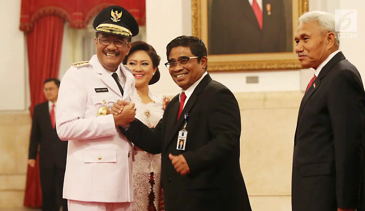 Mantan Plt Gubernur DKI Jakarta Sumarsono memberi selamat kepada Gubernur DKI Jakarta Djarot Saiful Hidayat usai di lantik di Istana Negara, Jakarta, Kamis (15/6). (Liputan6.com/Angga Yuniar)