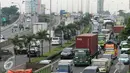 Sejumlah kendaraan melintas di tol lingkar luar, Pondok Pinang-TMII, TB Simatupang, Jakarta, Kamis (25/2). Pemprov DKI Jakarta mewacanakan akan mengubah proyek enam ruas jalan tol menjadi jalan arteri layang. (Liputan6.com/Yoppy Renato)