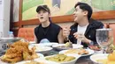 Jerome Polin membagikan momen mukbang nasi Padang bareng dengan Taeyong NCT. Selain menu ayam hingga daging, Jerome juga mengenalkan petai hingga jengkol pada Taeyong. Berikut potret Taeyong mukbang nasi Padang di Jakarta. [Instagram/jeromepolin]