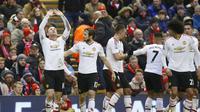 Striker Manchester United Wayne Rooney bersama rekan setimnya merayakan gol ke gawang Liverpool dalam lanjutan Liga Premier Inggris di Stadion Anfield, Minggu (17/1/2016).  (Liputan6.com/Reuters / Carl Recine)
