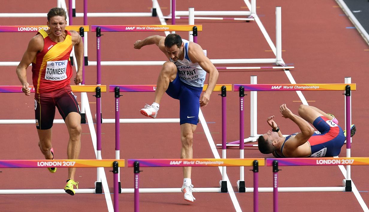 Pelari asal Serbia, Mihail Dudas terjatuh saat mengikuti lari dengan nomor halang rintang 110m pada World Athletics Championships, London (12/8/2017). (AP/David J. Phillip)