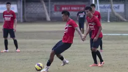 Penyerang Bali United, Lerby bersiap menendang bola saat mengikuti latihan jelang laga Piala Presiden melawan Mitra Kukar di Lapangan Trisakti, Bali, Rabu (9/2/2015). (Bola.com/Vitalis Yogi Trisna)