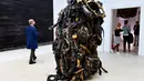 Pengunjung berjalan di dekat karya seni "Medusa" oleh seniman AS Mark Bradford saat Pameran Seni Internasional ke-57 Biennale, di Venesia, Italia (9/5). (AFP PHOTO / Vincenzo PINTO) 