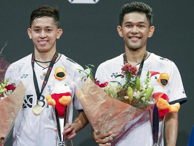 Final sesama ganda putra Indonesia di turnamen bulu tangkis Denmark Open 2022 yang berlangsung di Jyske Bank Arena, Odense, Denmark, Minggu (23/10/2022) malam WIB akhirnya dimenangkan Fajar Alfian/Muhammad Rian Ardianto usai mengalahkan rekannya Marcus Fernaldi Gideon/Kevin Sanjaya Sukamuljo. Fajar/Rian sukses menekuk The Minions dua game langsung dalam laga seru dan dramatis. (AFP/Ritzau Scanpix/Claus Fisker)