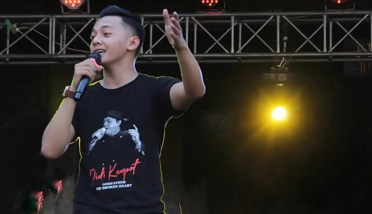 Tak hanya jago bermain gendang, ia pun mempunyai suara yang indah. Tak jarang, ia menunjukkan suaranya di konser Didi Kempot. (Liputan6.com/IG/@doryharsa)