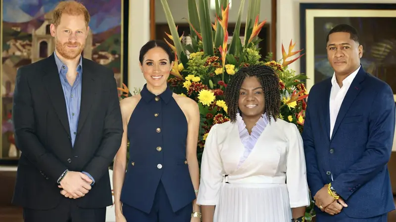 4 Gaya Mewah Meghan Markle Selama Tur ke Kolombia, Pakai Blus Victoria Beckham hingga Gaun Berbelahan Tinggi