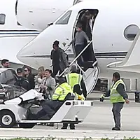 Menggugat cerai Brad Pitt pada bulan September lalu, Angelina Jolie membawa keenam buah hatinya meninggalkan Los Angeles. Setelah merayakan tahun baru di Colorado kemarin, Jolie  bersama anak-anaknya pun kembali ke L.A.(doc.dailymail.com)