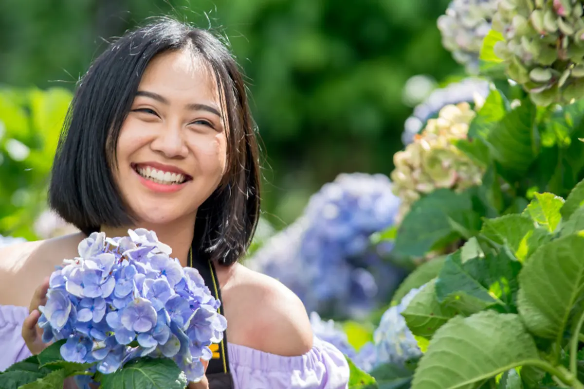 santai bunga tersenyum bahagia