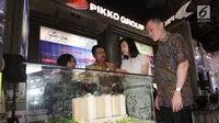 Direktur Marketing Pikko Group Sicilia Alexander Setiawan (kedua Kanan) berbincang dengan Director Consumer Banking Bank BTN Budi Satria (kedua kiri), di booth Pikko, Indonesia Property Expo (IPEX) 2018, Jakarta, Sabtu (3/2). (Liputan6.com/Angga Yuniar)
