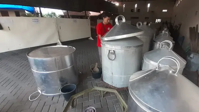 Panitia tradisi Buka Luwur Sunan Kudus mempersiapkan perabotan memasak nasi berkat yang akan dibagikan kepada masyarakat. (Liputan6.com/Arief Pramono)