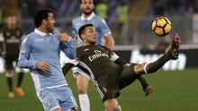 Pemain AC Milan, Leonel Vangioni (kanan) mengontrol bola saat dihadang pemain Lazio, Felipe Anderson pada laga Serie A di Olympic stadium, Rome (13/2/2017). Lazio bermain imbang 1-1 dengan Milan. (AP/Gregorio Borgia)