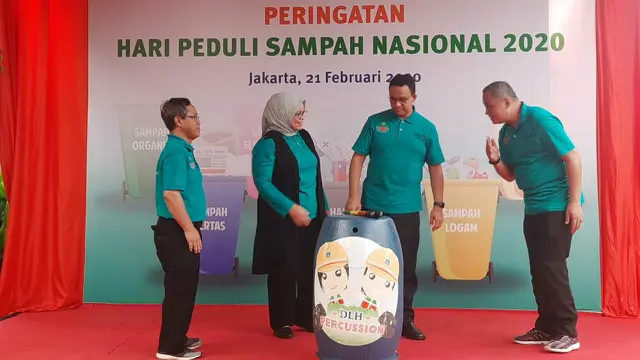 Gubernur DKI Jakarta Anies Baswedan menghadiri peringatan Hari Peduli Sampah Nasional (HPSN) di Cempaka Putih, Jakarta Pusat, Jumat (21/2/2020). (Liputan6.com/ Ika Defianti)