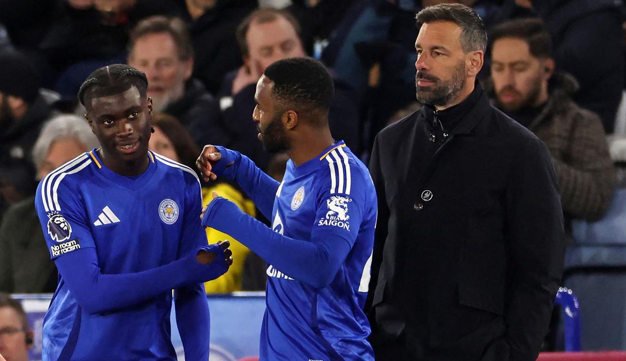 Pemain Leicester, Jeremy Monga bersiap masuk ke lapangan pertandingan dalam laga lanjutan Liga Inggris 2024/2025 melawan Newcastle di King Power Stadium, Leicester, Inggris, Senin (07/04/2025) waktu setempat. (AFP/Darren Staples)