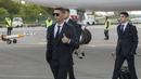 Bintang Portugal, Cristiano Ronaldo, saat tiba di Bandara Zhukovsky, Moskow, Sabtu (9/6/2018). CR 7 akan berjuang bersama Portugal pada ajang Piala Dunia 2018 Rusia. (AFP/Yuri Kadobnov)