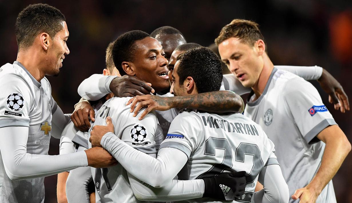 Para pemain Manchester United merayakan gol yang dicetak Henrikh Mkhitaryan ke gawang CSKA Moscow pada laga Liga Champions di Stadion VEB Arena, Moskow, Rabu (27/9/2017). CSKA kalah 1-4 dari MU. (AFP/Yuri Kadobnov)