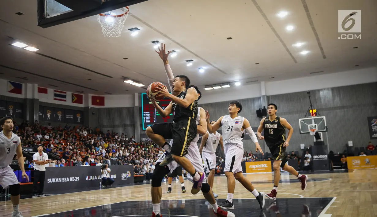 Pebasket putra Indonesia Dhyaska Andakara Prastawa berebut bola dengan pebasket Thailand pada semifinal SEA Games 2017 di MABA Stadium, Kuala Lumpur, Jumat (25/8). Tim Basket Indonesia menang atas Thailand dengan skor 79-74. (Liputan6.com/Faizal Fanani)