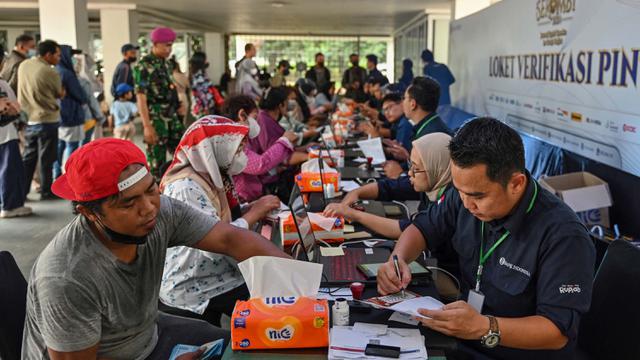 Antusiasme Warga Serbu Lokasi Penukaran Uang Baru