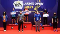 Seremoni juara Tunggal Taruna Putri U-19 Yuzu Isotonic Akmil Open 2021 yang dimenangkan oleh Ruzana di GOR Djarum, Magelang, Jawa Tengah Minggu, 7 November.( foto: Istimewa)