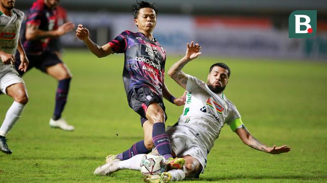 Foto: Serangkaian Aksi Pemain PSS Sleman Saat Mengadang Pergerakan Pemain Rans Nusantara FC di BRI Liga 1