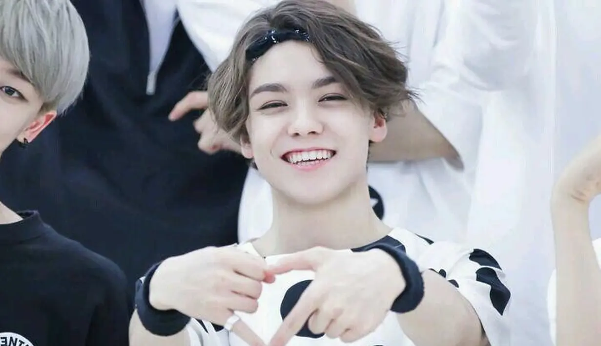 Tidak hanya wajah yang tampan menawan, Vernon SEVENTEEN juga punya gigi yang sempurna. (Foto: kpopline.com)