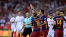 Wasit memberikan kartu merah kepada pemain Barcelona, Javier Mascherano (kanan), karena dianggap melanggar pemain Sevilla, Kevin Gameiro, pada final Copa del Rey yang berlangsung di Vicente Calderon, Madrid, Minggu (22/5/2016). (AFP/Josep Lago)