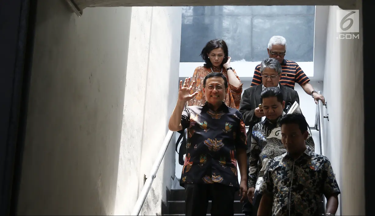 Mantan Ketua DPD Irman Gusman (kiri) usai sidang pendahuluan di Pengadilan Tipikor Jakarta, Rabu (10/10). Irman menjalani masa hukuman atas vonis 4 tahun 6 bulan penjara oleh majelis hakim Pengadilan Tipikor Jakarta. (Liputan6.com/Herman Zakharia)