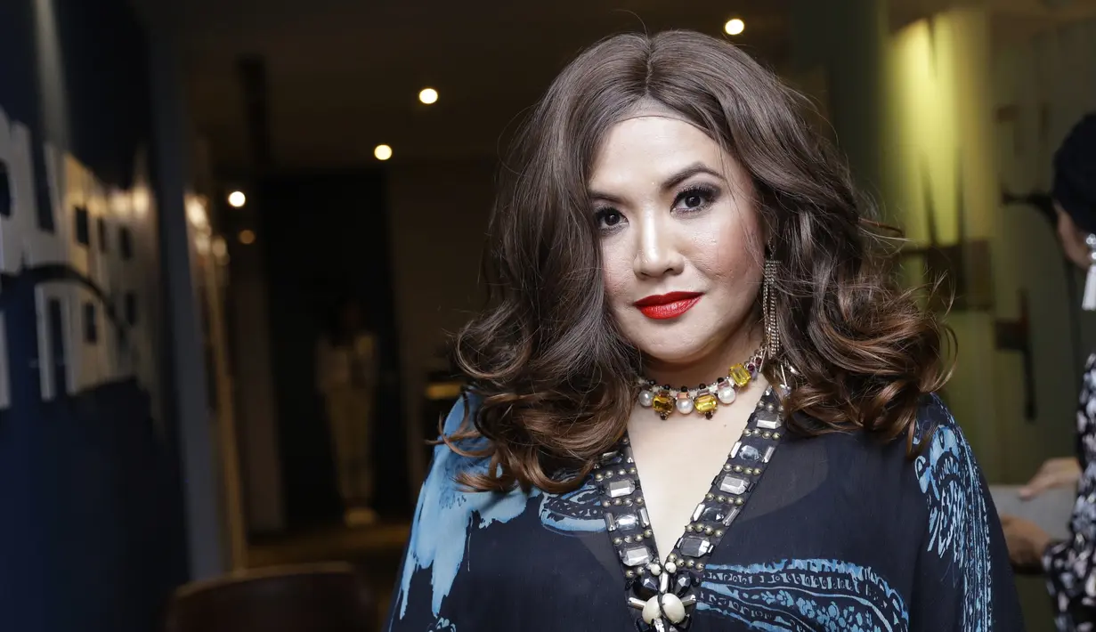 Tatapan tajam Cornelia Agatha terlihat saat terpotret kamera. Penampilan Cornelia terlihat memesona dengan busana hitam yang dipakainya. Cornelia Agatha berperan sebagai Sarah di film Si Doel The Movie 2. (KapanLagi.com/Agus Apriyanto)